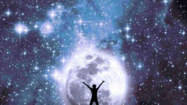 Figura che osserva la luna e le stelle dell'oroscopo &copy; Pixabay.