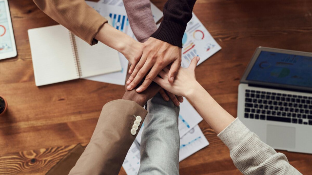 Mani che si uniscono-&copy; Pexels.