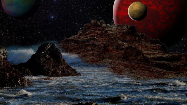 Scorcio di mare sotto un cielo notturno corredato di pianeti &copy; Pixabay.