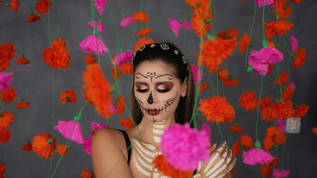 Donna vestita da dia de los muertos-&copy; Pexels.