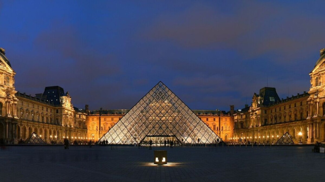 La Cour Napol&eacute;on del Louvre illuminata di notte &ndash; &copy; Wikimedia Commons.