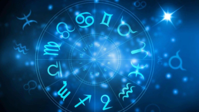 Quadrante oroscopo con segni zodiacali su sfondo blu &copy; Pixabay