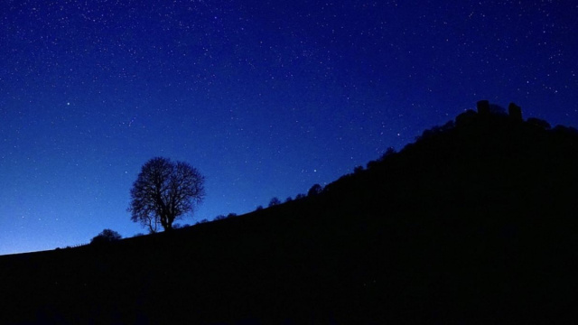 Cielo stellato su un paesaggio in ombra &copy; Pixabay