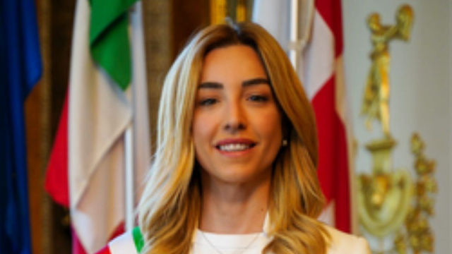 Silvia Salis con la fascia da sindaca (foto &copy; Wikipedia)