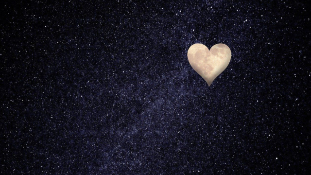 Luna a forma di cuore in un cielo stellato &copy; Pixabay