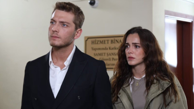 Burak Tozkoparan (Cihan) e Hafsanur Sancaktutan (Melek) in una scena &copy; La notte nel cuore.