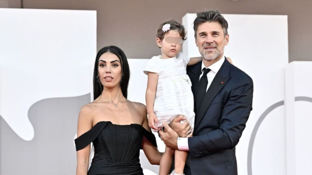 Fabio Fulco e Veronica Papa con la prima figlia su una passerella Mediaset. &copy; Immagine Mediaset.