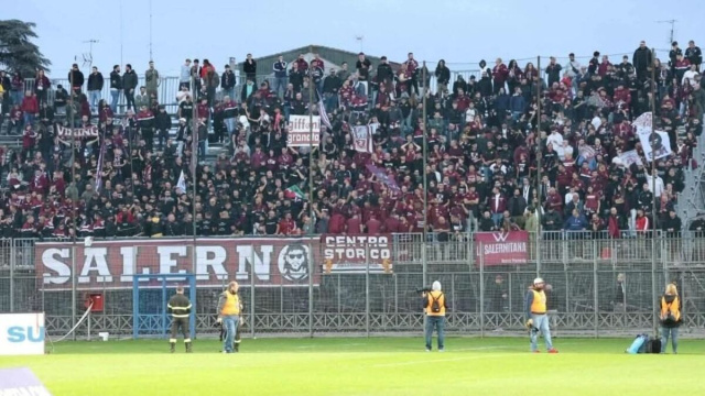 Tifosi della Salernitana in trasferta @ foto pagina Facebook Dimensione Calcio