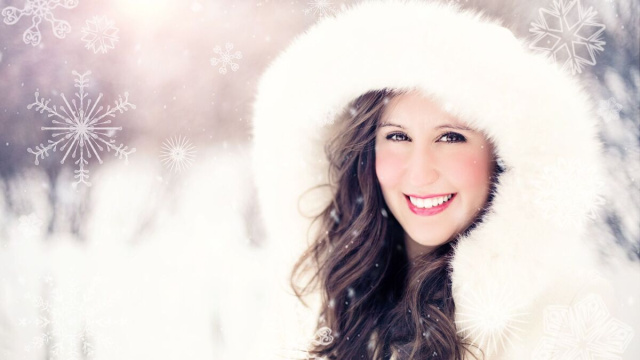 Donna con pelliccia bianca in una atmosfera dicembrina - &copy; Pixabay IA.