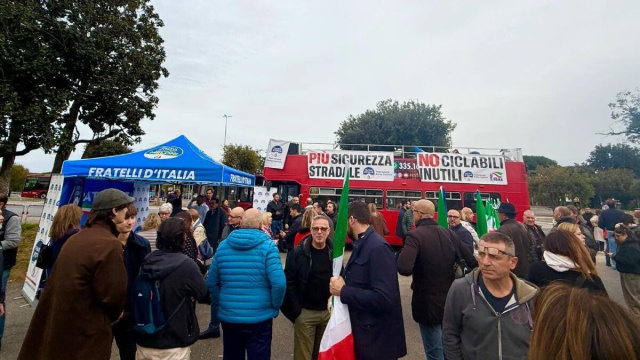 Il corteo di Fratelli d'Italia poi rimasto bloccato &copy; Pagina La Capitale / Facebook.