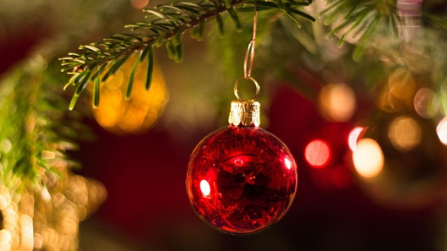 Pallina di Natale appesa a un albero (&copy;pixabay.com)