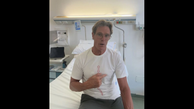 Mario Cipollini aggiorna i follower direttamente dalla sua stanza d&rsquo;ospedale ad Ancona &copy; Screenshot Facebook.