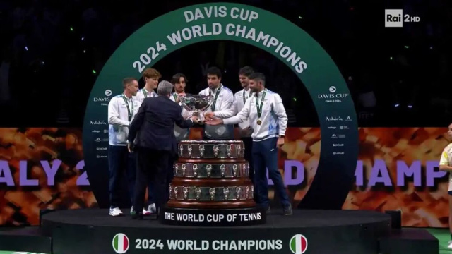La nazionale italiana riceve la coppa nel 2024. (Screenshot da Rai 2).