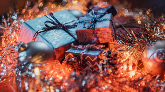 Pacchetti regalo in una cornice natalizia - &copy; Pixabay IA.