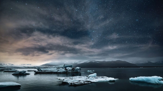 Un cielo stellato su blocchi ghiacciati - pixabay.com