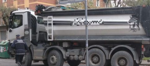 Bologna, ciclista di 23 anni travolta e uccisa da un camion: percorreva la pista ciclabile