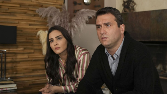 Asena Girisken (Yesim Denizeren) e Cem S&uuml;rgit (&Uuml;mit &Ouml;zg&uuml;der) &copy; Immagine Mediaset.