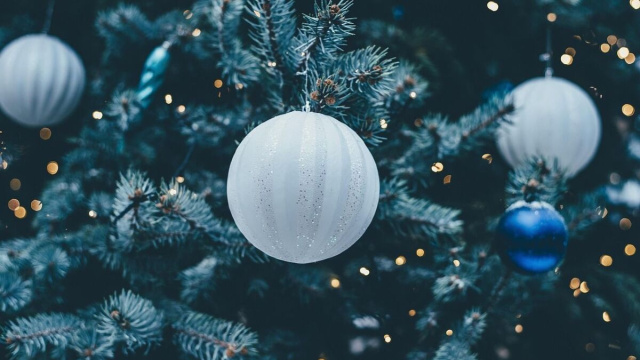 Palline di Natale su albero, foto da &copy;Pixabay.