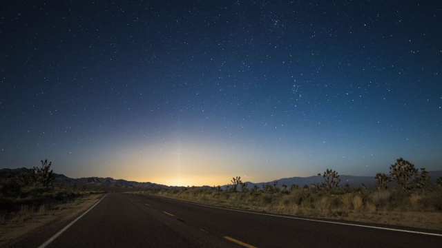 Strada asfaltata nel deserto al crepuscolo &ndash; &copy; Pixabay.