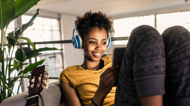 Una ragazza ascolta Spotify &copy; Creative Commons