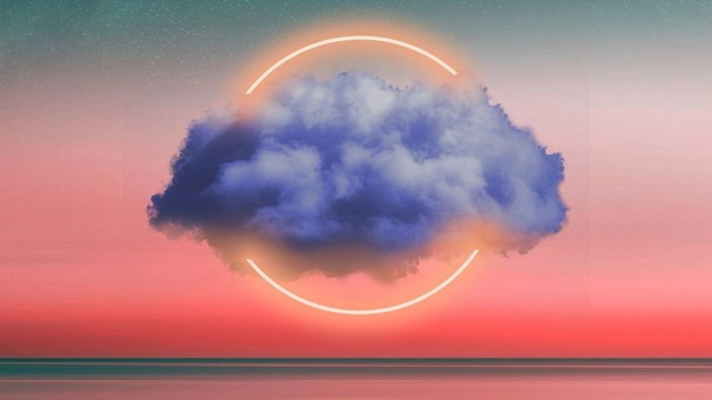 In foto una nuvola blu e un cielo con sfumature rosa &copy; pixabay.