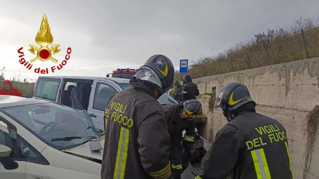 Incidente stradale sulla Statale 106 - &copy; Vigili del Fuoco.
