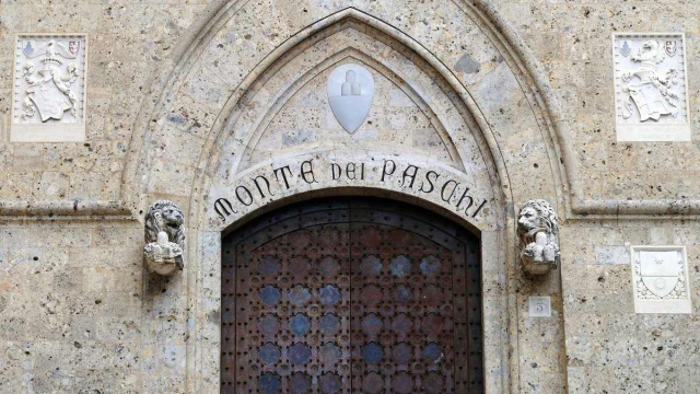 L'ingresso storico alla banca del Monte dei paschi di Siena