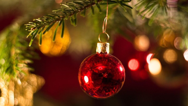 Una pallina di Natale rossa - &copy; pixabay.com.