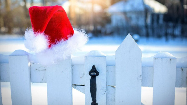 Cappello di Babbo Natale su una staccionata bianca (&copy;pixabay.com)