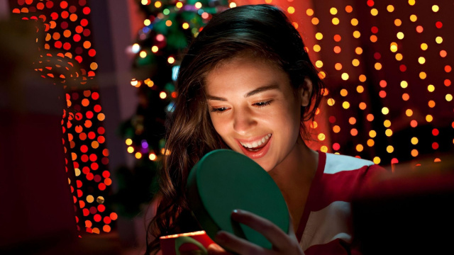 Donna felice apre un regalo - &copy; Pixabay.