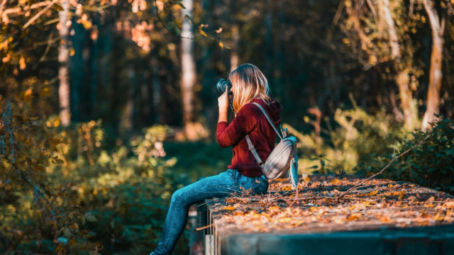 Ragazza che fotografa la natura &copy; Pexels.