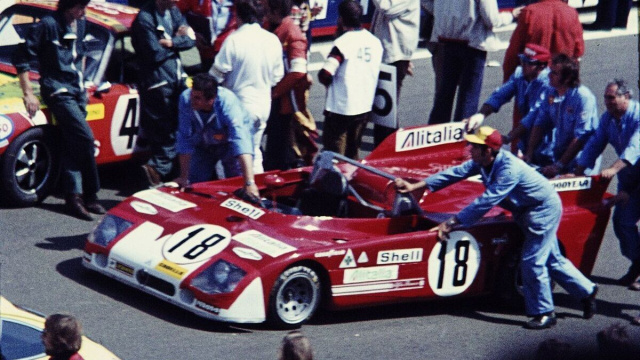 Andrea de Adamich e Nino Vaccarella sull&rsquo;Alfa Romeo 33 TT 3 n.18, V8 3.0 Autodelta, in gara a Le Mans. &copy; Creative Commons