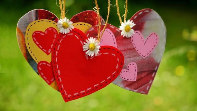 Cuori di legno pitturati a mano &copy; Pixabay