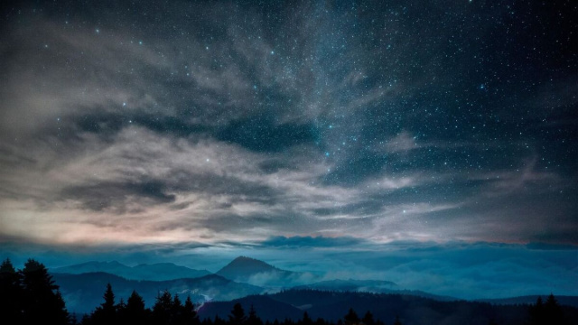 Paesaggio collinare con cielo stellato &copy; Pixabay