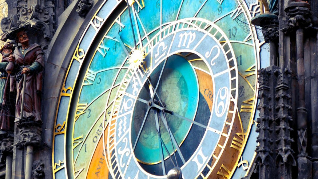 Orologio con numeri romani e segni zodiacali &copy; Pexels