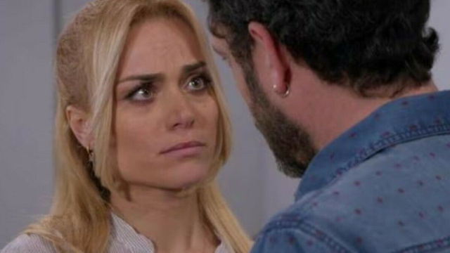 Clara ed Eduardo in una scena di Un posto al sole &copy; Rai 3.