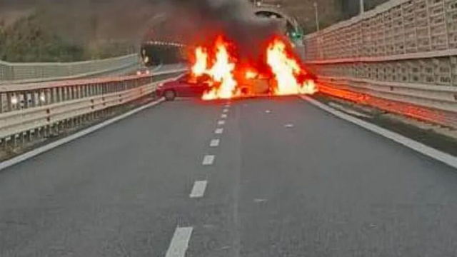 Le due auto incendiate in mezzo alla strada durante l'assalto al portavalori &copy; ANSA