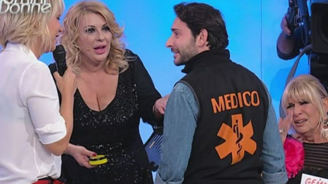 Maria De Filippi, Tina Cipollari, il medico e Gemma Galgani &ndash; screenshot &copy; Canale 5 (immagine tratta da una vecchia puntata di U&D).