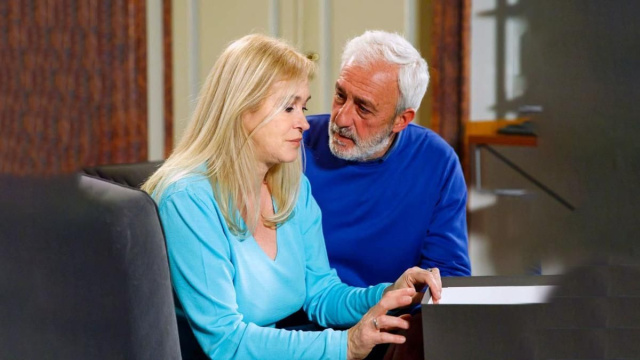 Ornella Bruni (Marina Giulia Cavalli) e Raffaele Giordano (Patrizio Rispo) &copy; Un Posto al Sole Rai.png