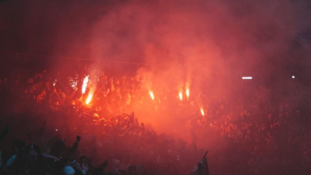 Tifosi allo stadio @ immagine realizzata con I.A..