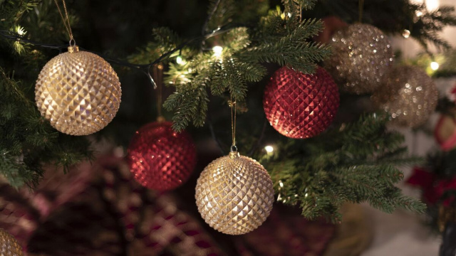 Decorazione albero di Natale con palline &copy; Pixabay.