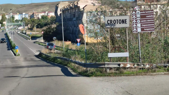 Foto di un ingresso nella citt&agrave; di Crotone &copy; Francesco Trabassi