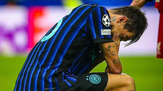 Francesco Acerbi dopo l'infortunio subito contro il Liverpool (&copy; Sky)