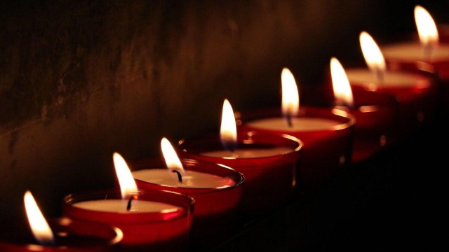 Delle candele accese &ndash; &copy; Pixabay.