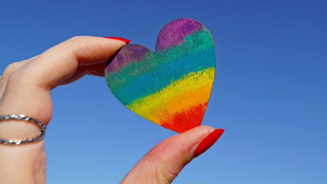 Cuore arcobaleno in una mano &copy; Pexels.com