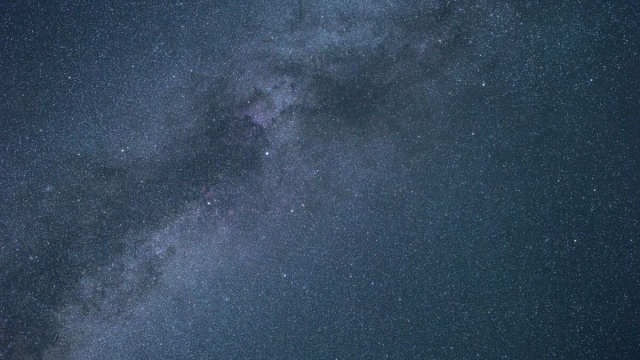 Cielo notturno pieno di stelle &copy; pixabay.com.