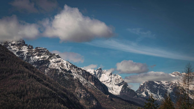 Montagna con cielo poco nuvoloso &copy; Pexels.com