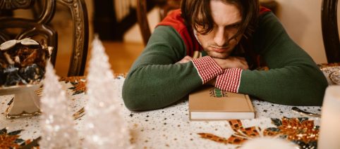 Feste e solitudine: comprendere un paradosso emotivo comune