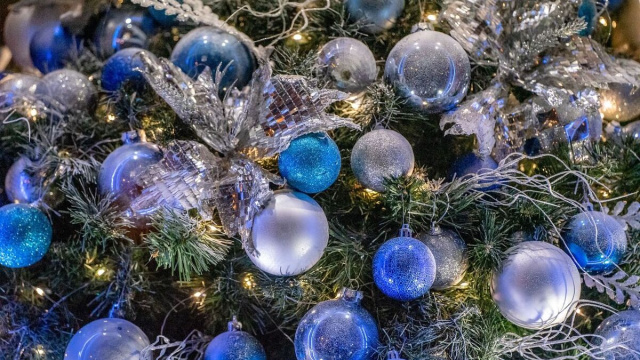 Albero di Natale con palline grigio e blu &copy; Pixabay