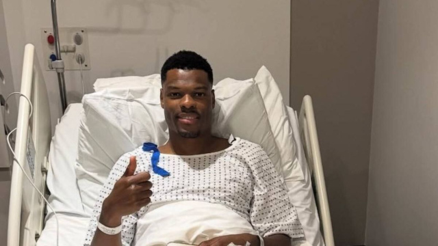 Denzel Dumfries in ospedale dopo l'operazione (&copy; Instagram)